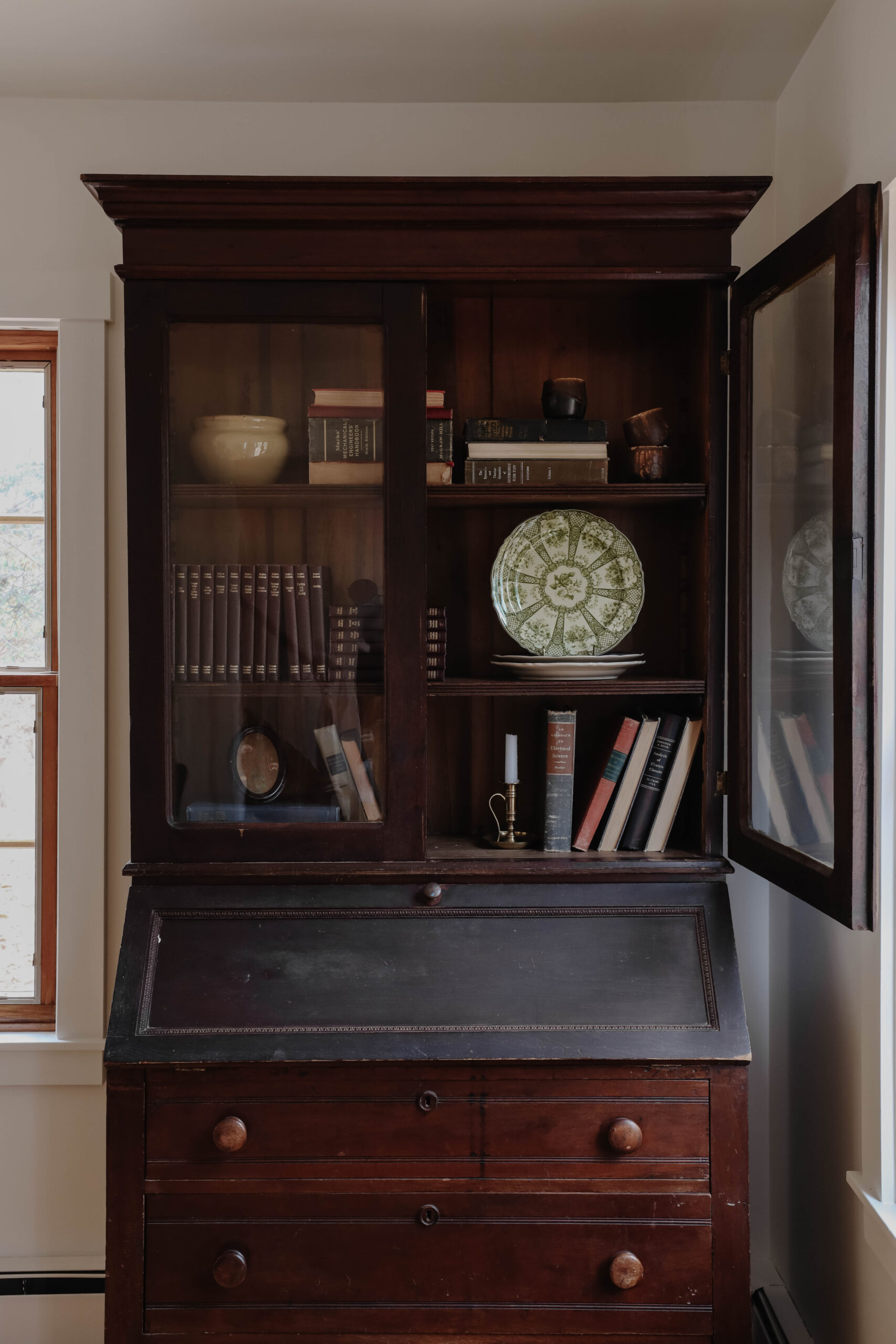 Interior design trends: decorative plates. My favorite porcelain china dinner plates. Antique hutch shelf decor. | Nadine Stay